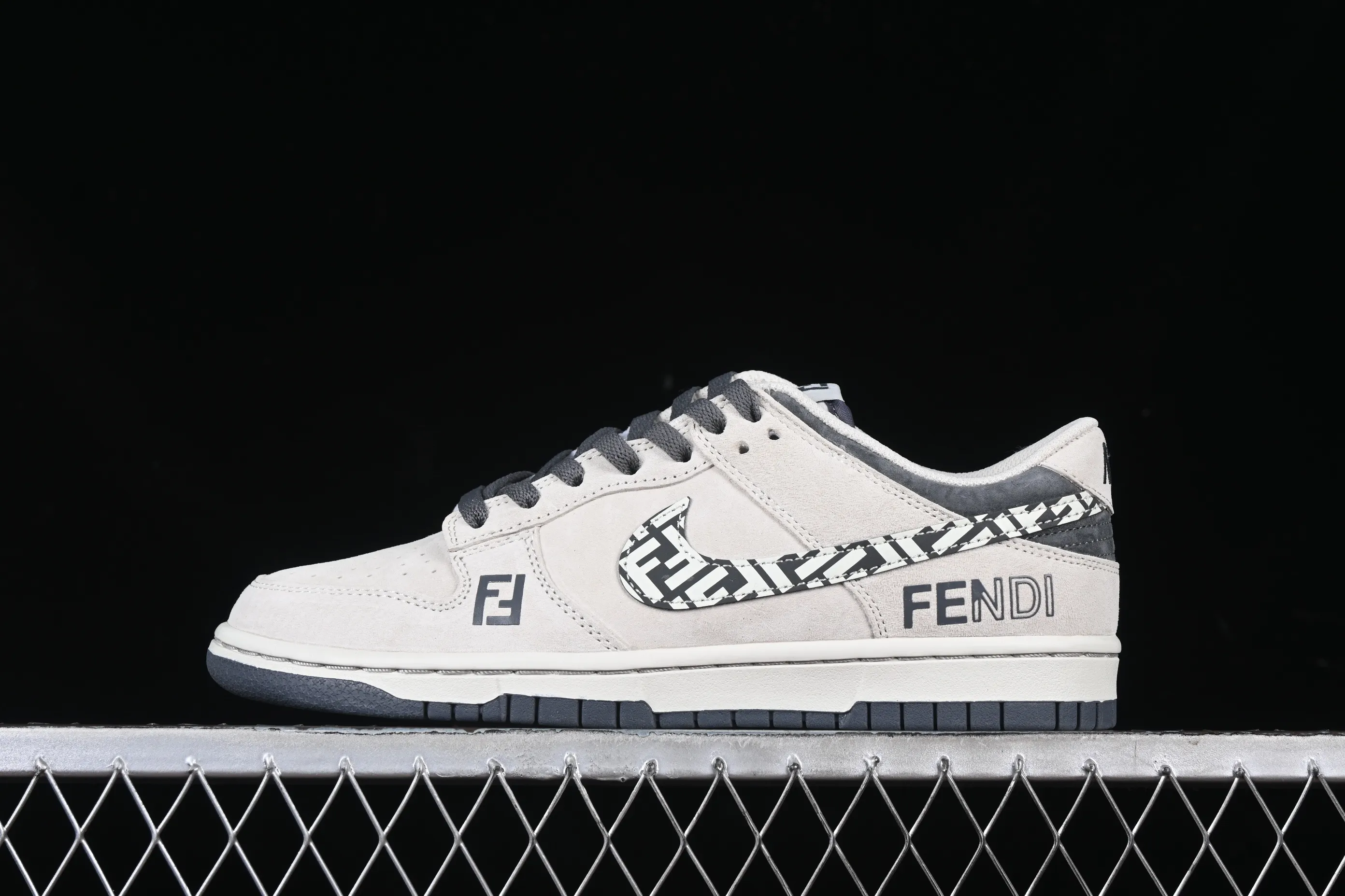 All categories Nk SB Dunk Series Nk SB Dunk Low High-end customized low-top sneakers Nk SB Dunk Low Fendi co-branded Presbyopia hook Anniversary high-end customized low-top casual sneakers DJ2024-046